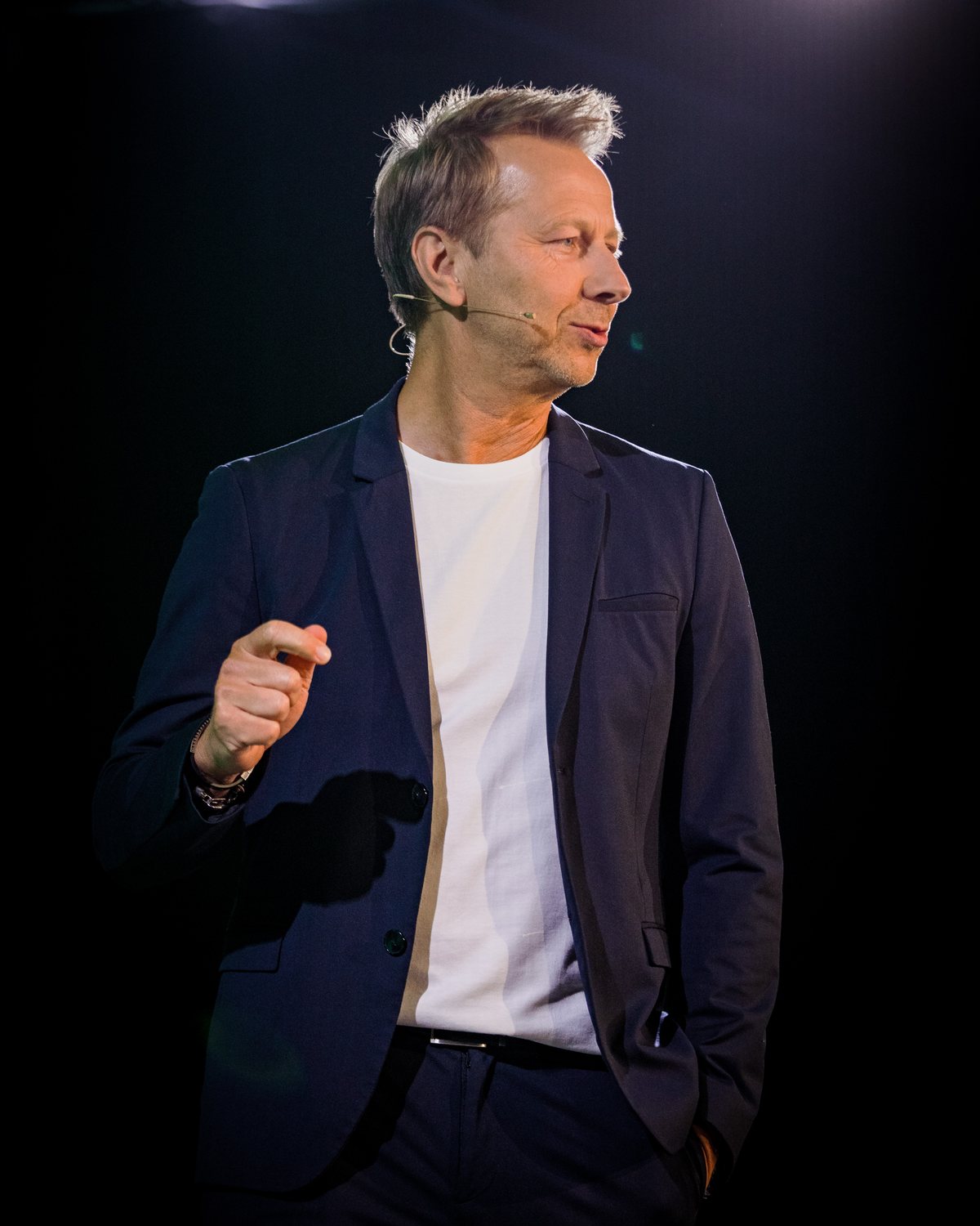Rainer Stolte im Scheinwerferlicht auf dunkler Bühne