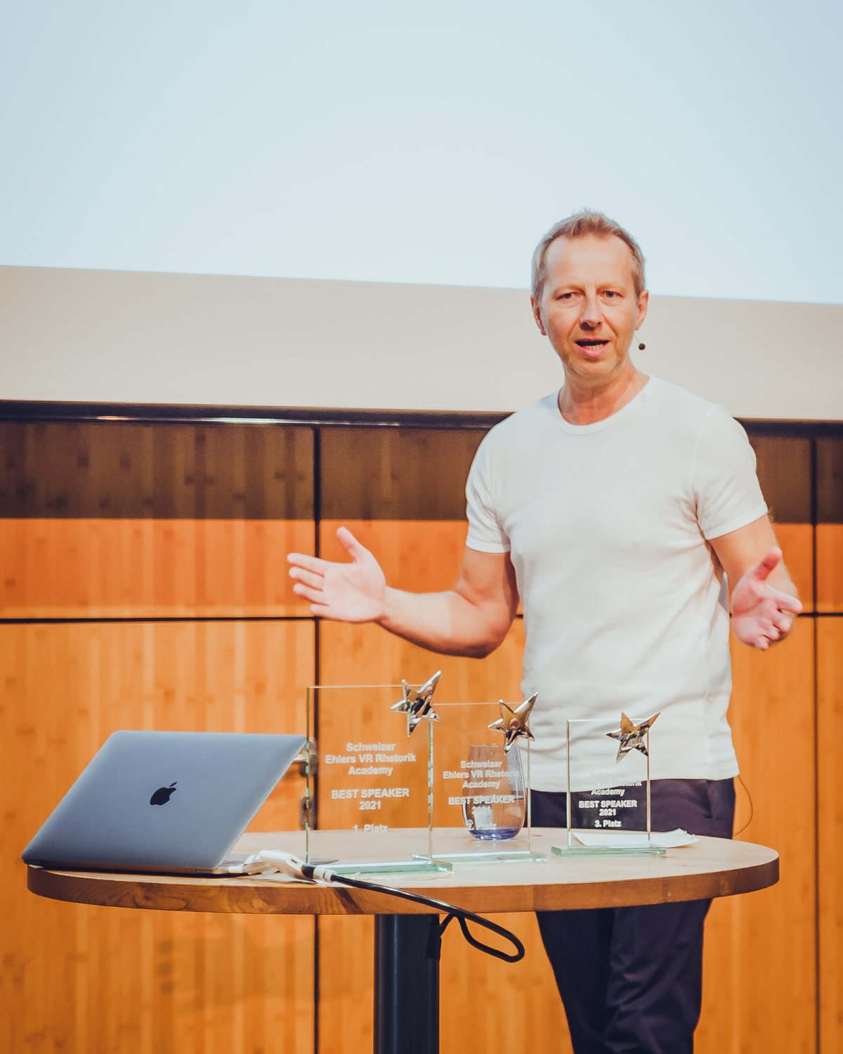 Rainer Stolte im Vortrag am Stehtisch mit Laptop